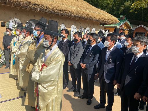 26일 오전 경북 구미시 상모동의 고(故) 박정희 대통령 생가에서 ‘박정희 전 대통령 서거 41주기 추모제’가 열리고 있다.