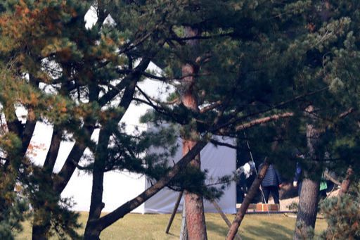 고(故) 이건희 삼성전자 회장의 발인을 하루 앞둔 27일 오후 경기도 수원시 소재 선산에서 인부들이 천막을 설치한 채 작업을 이어가고 있다. 뉴스1