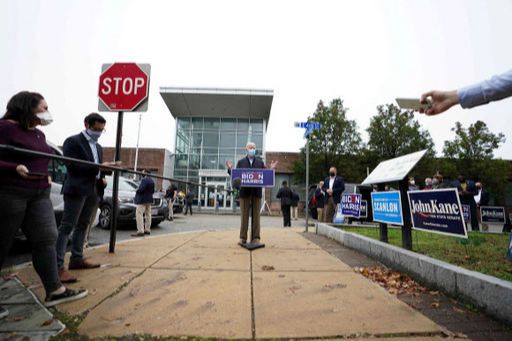 조 바이든 미국 민주당 대선후보가 26일(현지시간) 펜실베이니아주 체스터의 유권자 등록 센터 외곽에서 기자회견을 하고 있다. 연합뉴스