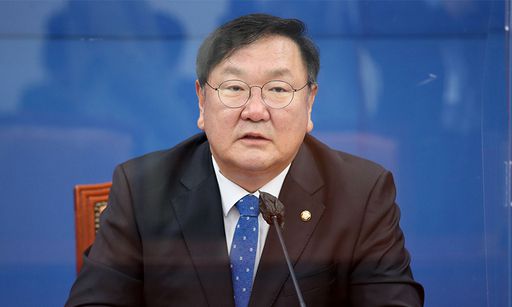 더불어민주당 김태년 원내대표가 27일 오전 서울 여의도 국회에서 열린 원내대책회의에서 발언하고 있다. 연합뉴스