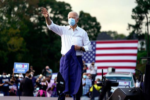 조 바이든 미국 민주당 대선 후보가 27일(현지시간) 공화당 텃밭인 조지아주 최대 도시 애틀랜타에서 차량에 탄 유권자를 대상으로 드라이브인 유세를 하며 지지를 호소하고 있다. 애틀랜타=AP연합뉴스