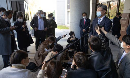 입장 밝히는 MB측 변호인 이명박 전 대통령에게 징역 17년이 확정된 29일 오전 서울 서초구 대법원에서 이 전 대통령을 변호한 강훈 변호사가 발언하고 있다. 연합뉴스