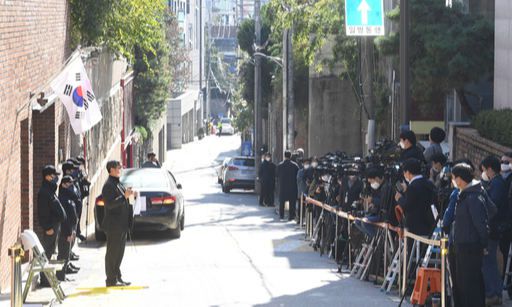 MB 사저 앞 취재진 대기 특정범죄가중처벌법상 뇌물 등의 혐의로 기소된 이명박 전 대통령의 대법원 선고가 내려진 29일 오전 서울 강남구 논현동 이 전 대통령 사저 앞에 취재진이 대기하고 있다. 이제원 기자