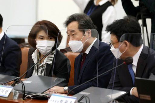 더불어민주당 이낙연 대표가 29일 오후 서울 여의도 국회에서 열린 정책 의원총회에서 한정애 정책위의장과 대화하고 있다. 연합뉴스