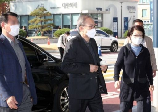 30일 서울대병원에 도착한 이명박 전 대통령(가운데)이 의료진을 만나기 위해 이동하고 있다. 뉴스1