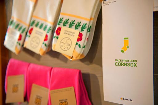 옥수수로 만든 양말. 출처=베네피트(Benefit)