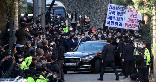횡령 및 뇌물수수 혐의로 징역 17년형을 확정받은 이명박 전 대통령이 2일 서울 강남구 논현동 자택에서 서울중앙지검에 출석하기 위해 나서고 있다. 연합뉴스