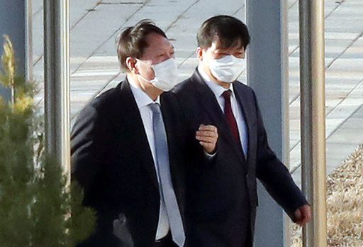 윤석열 검찰총장이 신임 부장검사 대상 강연과 만찬을 위해 3일 충북 진천 법무연수원을 방문, 배성범 법무연수원장과 강연 장소로 이동하고 있다. 뉴시스