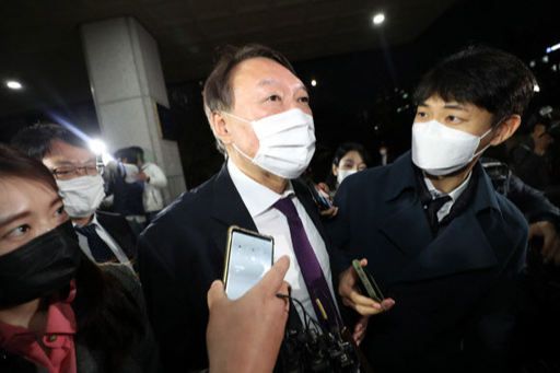 윤석열 검찰총장이 지난달 29일 오후 대전지검에서 지역 검사들과 간담회를 한 뒤 청사를 나서고 있다. 연합뉴스