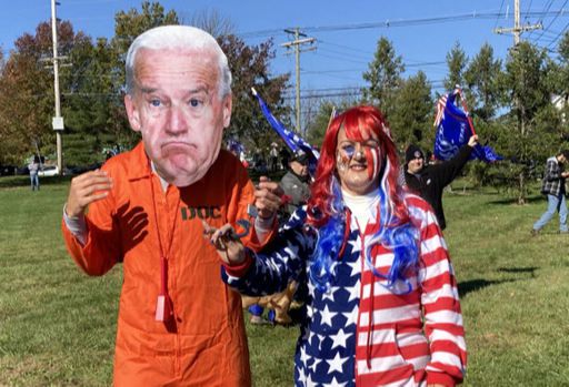 미국 대선을 사흘 앞둔 주말인 31일(현지시간) 오전. 도널드 트럼프 대통령을 지지하는 문구가 적힌 깃발과 성조기를 부착한 차량이 경적을 울리면서 뉴저지주 베드민스터에 모여들었다. 트럼프 대통령이 소유한 트럼프 내셔널 골프클럽 앞에 위치한 공립 도서관 주변 주차공간은 순식간에 대형 트럭과 픽업트럭, 승용차 등 각종 차들로 가득 채워졌다. 베드민스터[미 뉴저지주]=연합뉴스