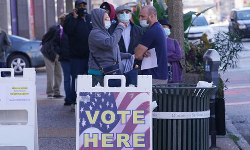 2일(현지시간) 미국 세인트루이스 주민들이 투표를 하기 위해 줄을 서서 기다리고 있는 모습. 세인트루이스=UPI연합뉴스