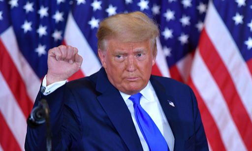 도널드 트럼프 미국 대통령이 대선 다음날인 4일(현지시간) 새벽 워싱턴DC 백악관에서 선거 결과에 대해 연설을 마친 뒤 주먹을 불끈 쥐고 있다. 워싱턴 AFP=연합뉴스