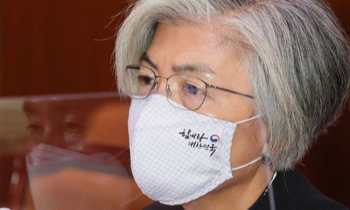 강경화 외교부 장관이 5일 국회에서 열린 외교통일위원회 전체회의에서 미국 대선 이후 한국의 대응에 관한 질의에 답변하고 있다. 연합뉴스