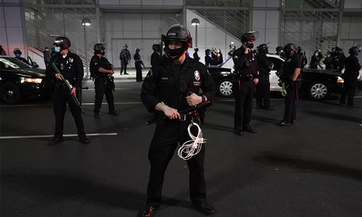 미국 대선일인 지난 3일(현지시간) 캘리포니아주 로스앤젤레스에서 시위가 벌어지는 가운데 경찰이 경계를 서고 있다. 로스앤젤레스=AP연합뉴스