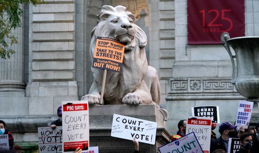 4일 뉴욕에서 열린 'Count Every Bottle' 집회에서 시민들이 팻말을 들고 있다. AP=연합뉴스