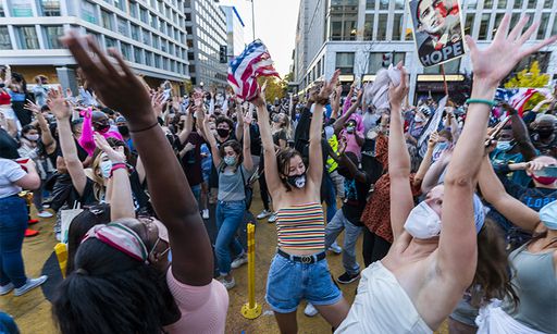 바이든 지지자들 환호 조 바이든 미국 대통령 당선인 지지자들이 7일(현지시간) 워싱턴 백악관 인근 도로 ‘블랙라이브즈매터(흑인의 생명은 소중하다) 플라자’에서 축제 분위기 속에 춤을 추며 승리의 기쁨을 만끽하고 있다. 워싱턴=AP연합뉴스