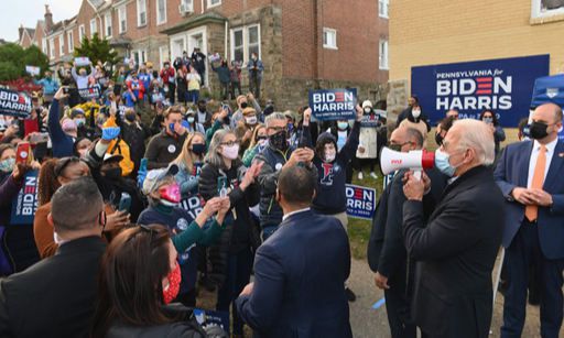 조 바이든(오른쪽) 미국 대통령 당선인이 지난 3일(현지시간) 펜실베이니아주 필라델피아를 찾아 메가폰을 잡고 지지자들에게 발언하고 있다. 필라델피아 AFP=연합뉴스