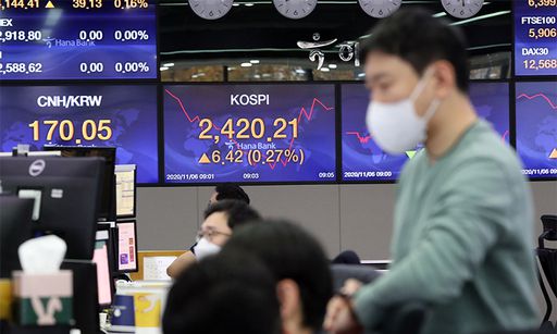 지난 6일 서울 명동 하나은행 본점에서 직원들이 증시를 모니터하고 있다. 연합뉴스