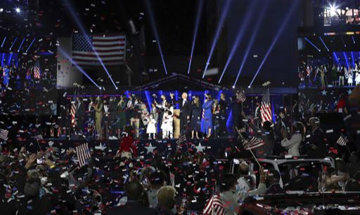뜨거운 환호 조 바이든 미국 대통령 당선인이 7일(현지시간) 승리 연설을 한 델라웨어주 윌밍턴의 체이스센터에 바이든과 카멀라 해리스 부통령 당선인 가족들이 등장해 지지자들과 기쁨을 나누고 있다. 코로나19 확산 방지를 위해 드라이브인 방식으로 진행된 이날 행사에서는 2015년 뇌종양으로 숨진 바이든의 맏아들 보가 생전 좋아했던 콜드플레이의 노래 ‘별이 가득한 하늘’(Sky Full of Stars)이 흘러나왔으며, ‘우크라이나 의혹’ 등으로 상대 진영의 공격 소재가 됐던 바이든의 둘째아들 헌터도 지난 8월 민주당 전당대회 이후 처음 대중 앞에 모습을 드러내 눈길을 끌었다. 윌밍턴=AP연합뉴스