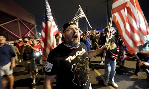 미국 대선 개표 3일째인 지난 5일(현지시간) 애리조나주 피닉스의 매리코파 카운티 개표소 밖에 몰려든 도널드 트럼프 대통령 지지자들 중 한 명이 조 바이든 민주당 후보 지지 시위대를 향해 고함을 지르고 있다. 피닉스=AP연합뉴스