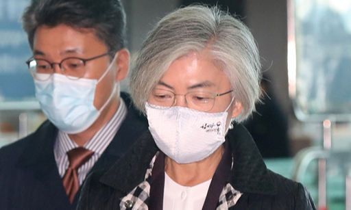 강경화 외교부 장관이 8일 인천국제공항 제2여객터미널을 통해 미국 워싱턴으로 출국하고 있다. 뉴스1