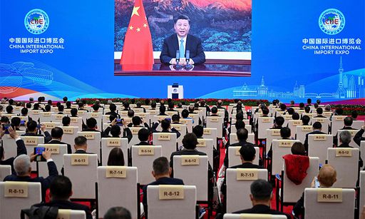 지난 4일 중국 상하이에서 열린 제3회 중국국제수입박람회 개막식에서 시진핑 중국 국가 주석이 기조연설을 하는 모습이 대형 화면에 비치고 있다. 베이징=AFP연합뉴스
