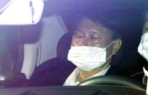 생각에 잠긴 尹총장 윤석열 검찰총장이 11일 서울 서초구 대검찰청으로 출근하고 있다. 윤 총장은 이날 발표된 대권후보 지지율 여론조사에서 1위를 기록했다. 연합뉴스