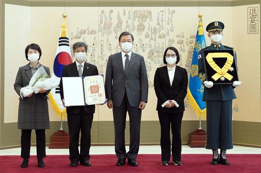 문재인 대통령이 12일 청와대 본관에서 열린 고(故) 전태일 열사 훈장 추서식에서 유가족에게 국민훈장 무궁화장을 수여한 후 기념촬영을 하고 있다. 왼쪽부터 전 열사의 셋째 동생 전태리, 첫째 동생 전태삼, 문 대통령, 둘째 동생 전옥순씨. 뉴스1