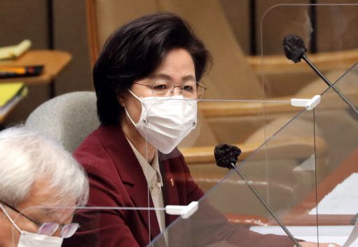 추미애 법무부장관이 12일 서울 여의도 국회 예산결산특별위원회 전체회의에서 의원들의 질의에 답변하고 있다. 뉴스1