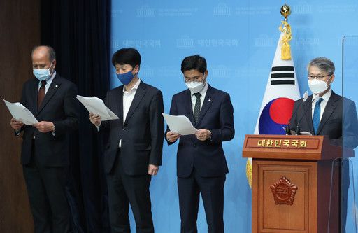 민형배 더불어민주당 의원 등이 17일 오후 서울 여의도 국회 소통관에서 기자회견을 열고 산업은행의 ‘대한항공·아시아나항공 통합추진’에 이의를 제기하고 있다. 오른쪽부터 더불어민주당 민형배, 이정문, 오기형, 이용우 의원. 뉴시스