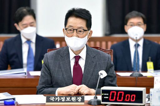 정보위 출석 박지원 국가정보원장이 16일 서울 여의도 국회에서 열린 국회 정보위원회 전체회의에 참석하고 있다. 허정호 선임기자