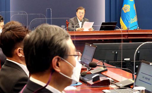 申 바라보는 文대통령 문재인 대통령이 22일 청와대 여민관에서 열린 수석·보좌관회의에서 모두발언을 하고 있다. 사의를 표명한 신현수 대통령비서실 민정수석(앞쪽)은 이날 문 대통령에게 자신의 거취를 일임하고 수보회의에 참석했다. 청와대사진기자단