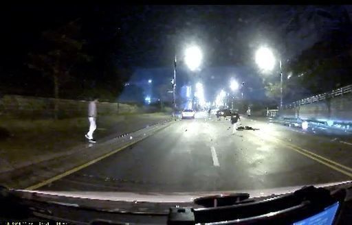 지난해 9월9일 오전 0시55분쯤 인천 중구 을왕동의 한 편도 2차로에서 B(33·여)씨가 술에 취해 몰던 벤츠에 오토바이를 타고 치킨 배달 중이던 A(54)씨가 치여 숨진 당시 사고 현장. 인천 영종소방서 제공