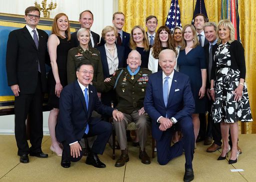 6·25 영웅과 무릎 꿇고 기념촬영 문재인 대통령이 21일(현지시간) 백악관 이스트룸에서 열린 한국전쟁 명예훈장 수여식에서 조 바이든 미국 대통령(앞줄 오른쪽), 랠프 퍼켓 주니어 예비역 대령 가족과 기념촬영을 하고 있다. 워싱턴=뉴시스