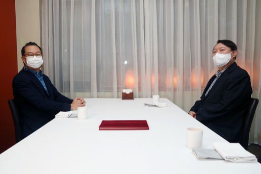 윤석열(오른쪽) 전 검찰총장과 권영세 국민의힘 의원이 3일 서울의 한 식당에서 회동을 하고 있다. 뉴시스