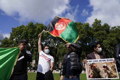 18일(현지시간) 영국 런던 의회 광장에서 시위대가 아프가니스탄 국기와 ‘아무도 남겨두지 말라’고 적힌 손팻말을 들고 아프간 국민의 안전한 도피 지원을 촉구하고 있다. 런던=AP연합뉴스