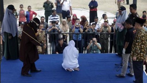 혼외 성관계를 이유로 회초리질 하는 모습. EPA=연합뉴스