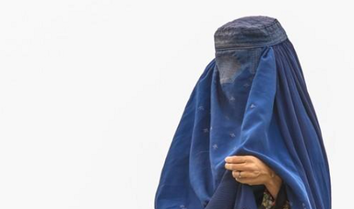 전신을 가리고 눈 부위만 망사로 된 부르카. EPA=연합뉴스