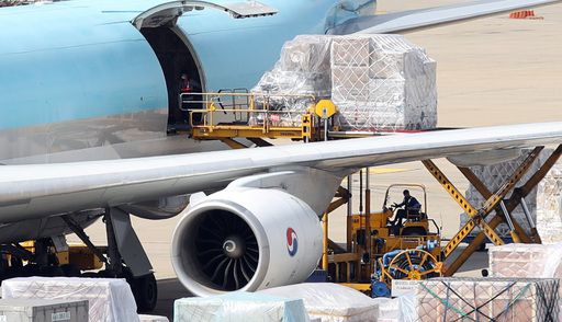 정부가 미국 제약사 화이자와 계약한 코로나19 백신이 추가로 들어온 22일 인천국제공항 화물터미널에서 관계자들이 백신을 화물기에서 내리고 있다. 인천=연합뉴스