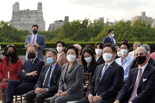 문재인 대통령과 UN총회 참석차 뉴욕을 방문한 김정숙 여사가 20일(현지시간) 메트로폴리탄 미술관에서 열린 한국실 개관 행사에 참석해 있다. 뉴시스