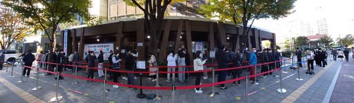 위드코로나 앞두고도 여전히 긴 줄 28일 서울 송파구 송파보건소 선별진료소에 코로나19 검사를 받기 위해 온 시민들이 길게 줄을 서 있다.   남제현 선임기자