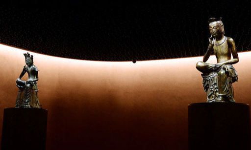 지난 11일 서울 용산구 국립중앙박물관 상설전시실 2층에 마련된 특별전시실 ‘사유의 방’에 금동반가사유상 두 점이 나란히 전시된 모습. 이재문 기자