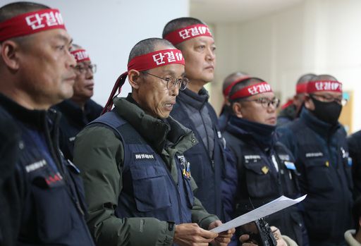 이봉주 민주노총 화물연대 위원장이 8일 대전 대덕구 민주노총 대전지부에서 중앙집행위원회를 마치고 회의결과를 밝히고 있다. 뉴스1