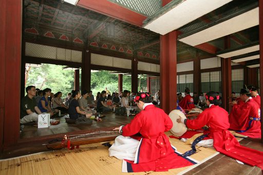 과거 창경궁 통명전 내부에서 열린 ‘창경궁의 아침’ 공연 관객들이 영산회상 연주를 감상하고 있는 모습.   국립국악원 제공