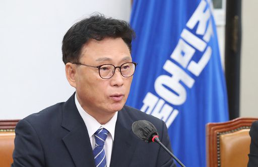 더불어민주당 박광온 원내대표가 7일 당 최고위원회의에서 모두발언을 하고 있다. 박 원내대표는 5일 타다 전직 경영진에 대한 대법원 무죄 확정 판결과 관련해 “타다의 승소가 국회 패소라는 지적을 아프게 받아들인다”고 말했다. 뉴스1