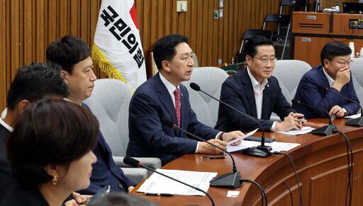 국민의힘 김기현 대표(왼쪽)가 13일 서울 여의도 국회에서 열린 ‘교권 회복과 강화를 위한 국민의힘·교원단체 간담회’에서 모두발언을 하고 있다. 서상배 선임기자