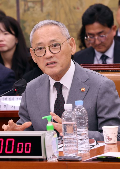 유인촌 문화체육관광부 장관이 10일 서울 여의도 국회에서 열린 문화체육관광위원회 국정감사에서 의원들의 질의에 답변하고 있다. 뉴스1