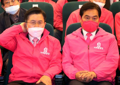 2020년 4월15일 당시 황교안 미래통합당 대표(왼쪽)가 서울 여의도 국회 도서관에 마련된 21대 국회의원선거 개표상황실에서 방송3사 사전 출구조사결과 발표를 지켜보고 있다. 뉴스1