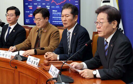 더불어민주당 이재명 대표(오른쪽 첫 번째)가 13일 국회에서 열린 최고위원회의에서 발언하고 있다. 이 대표는 “새로운 정치를 기대하시는 우리 국민들의 뜻을 제대로 받들겠다”고 밝혔다.  서상배 선임기자