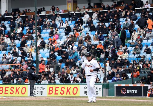 12일 오후 대전 중구 한화생명 이글스파크에서 열린 프로야구 '2024 신한은행 SOL KBO리그' 기아 타이거즈와 한화 이글스 시범경기에서 한화 선발 류현진이 마운드에 오르고 있다. 뉴스1